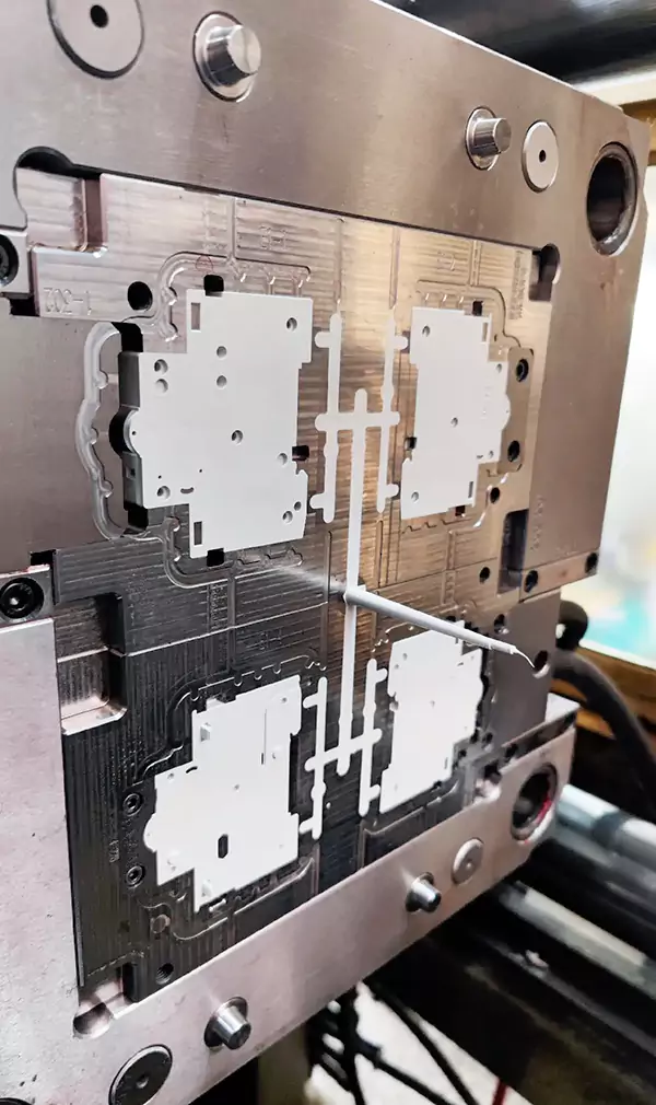 Modern injection mold manufacturing technology and its development trend